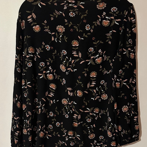 Chic Black Floral Blouse - Picture 6 of 13